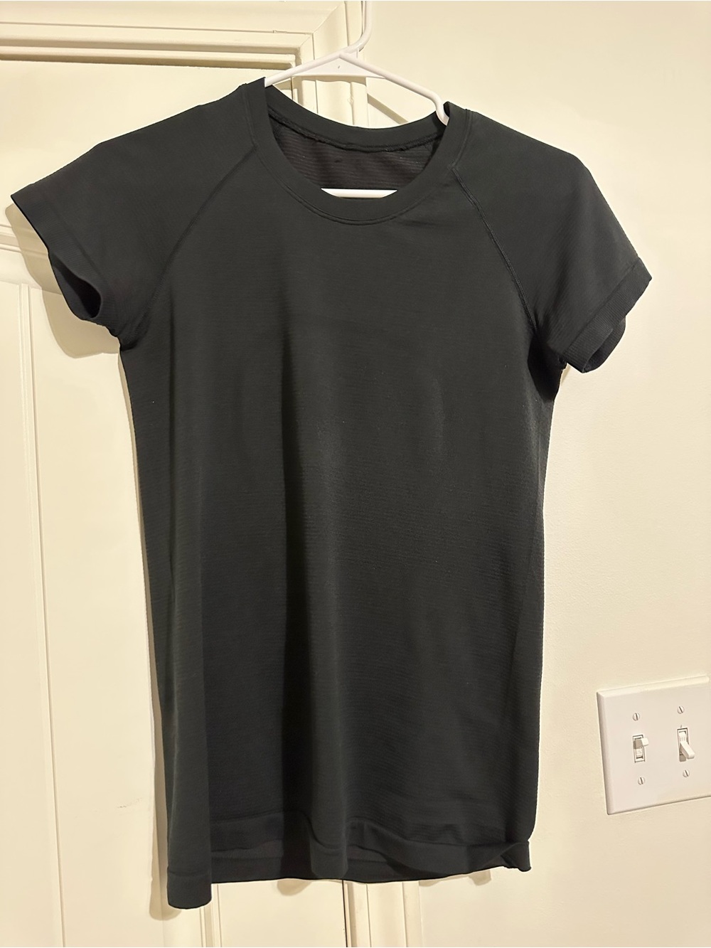 Lululemon t shirt / black sz 6